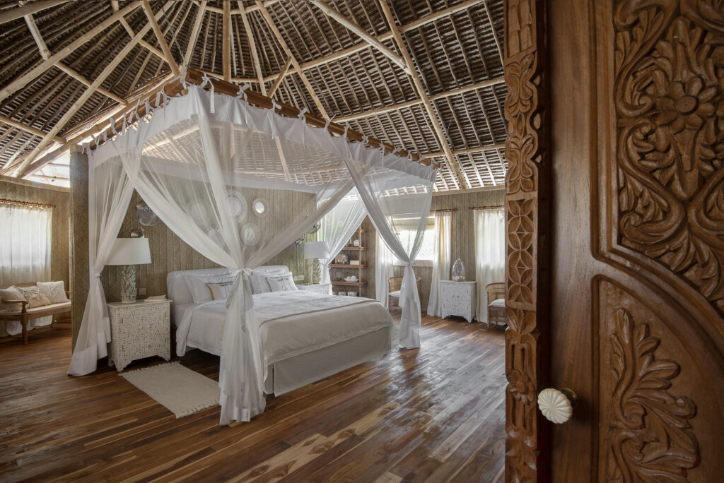 Fanjove Island, view of the bedroom with 4 poster bed
