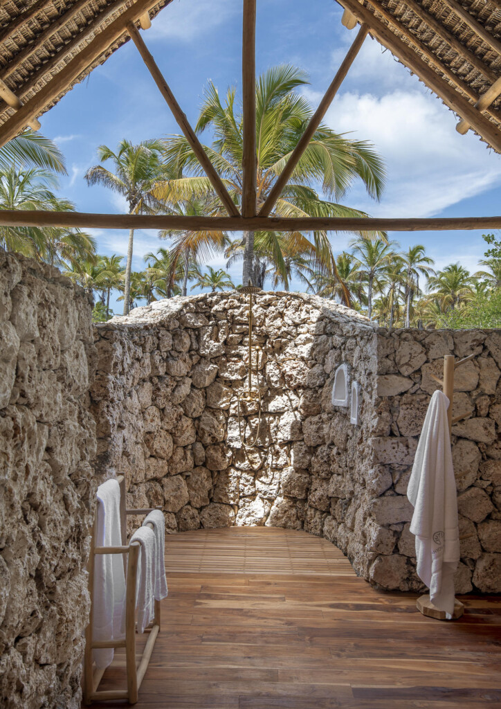 Fanjove island, outside shower