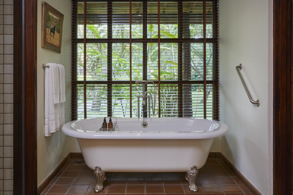 Legendary-Lodge-safari-Arusha-Tanzania-lodge-bathroom
