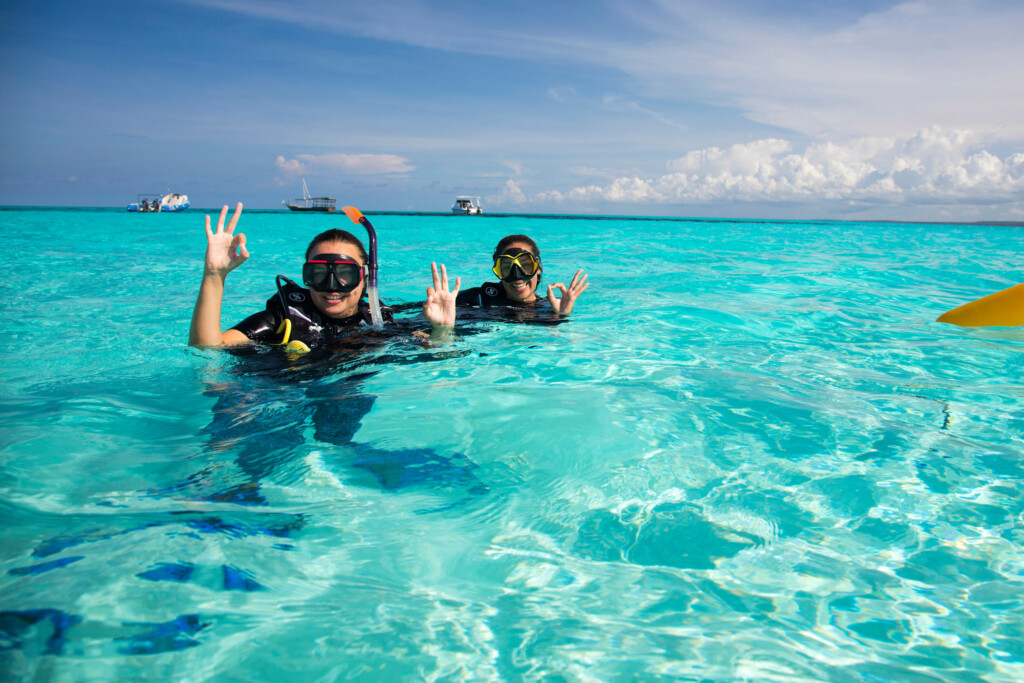 andBeyond-Mnemba-Island-Lodge-Zanzibar-Tanzania-beach-scuba-divers in the sea