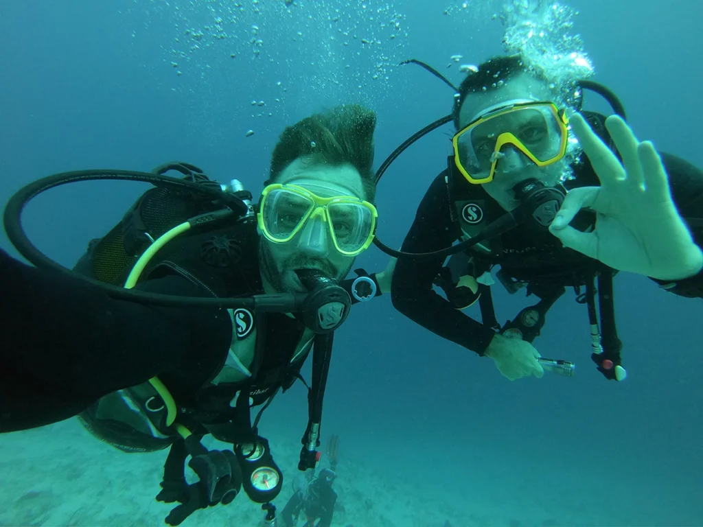andBeyond-Mnemba-Island-Lodge-Zanzibar-Tanzania-beach-scuba-divers in the sea